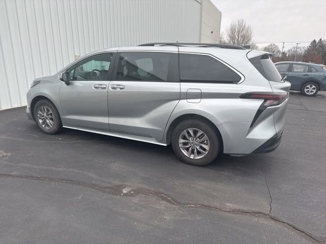 2024 Toyota Sienna XLE's photo
