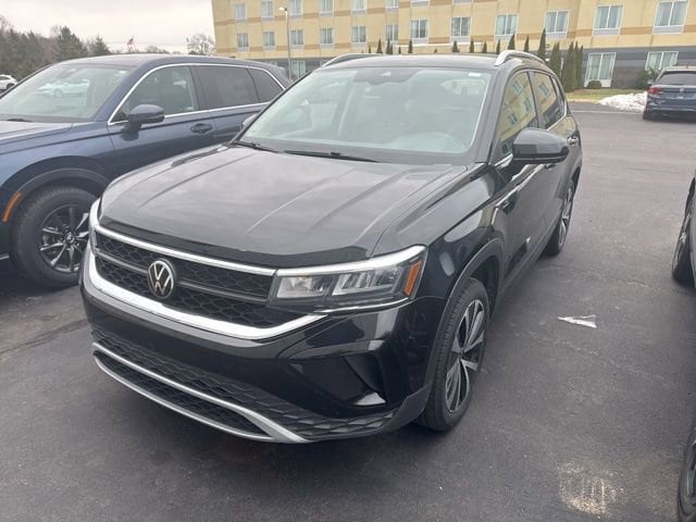 2024 Volkswagen Taos SE's photo