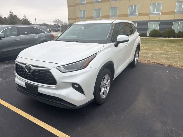 2023 Toyota Highlander LE's photo