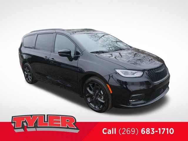 2025 Chrysler Pacifica Limited's photo