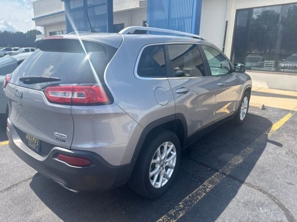 Used 2016 Jeep Cherokee Latitude SUV