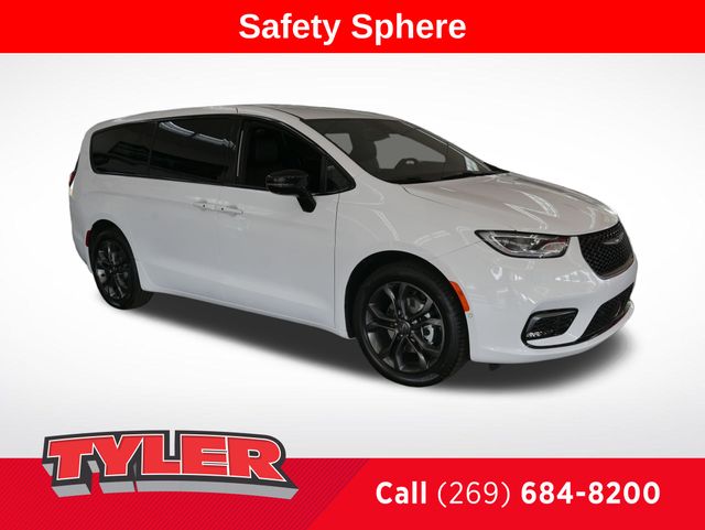 2026 Chrysler Pacifica Select's photo