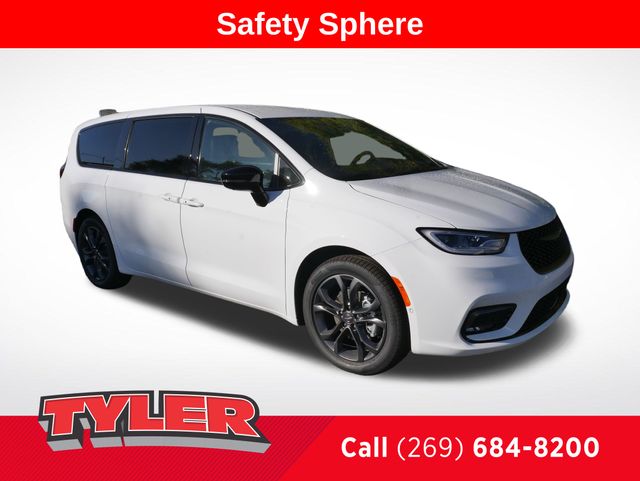 2026 Chrysler Pacifica Select's photo