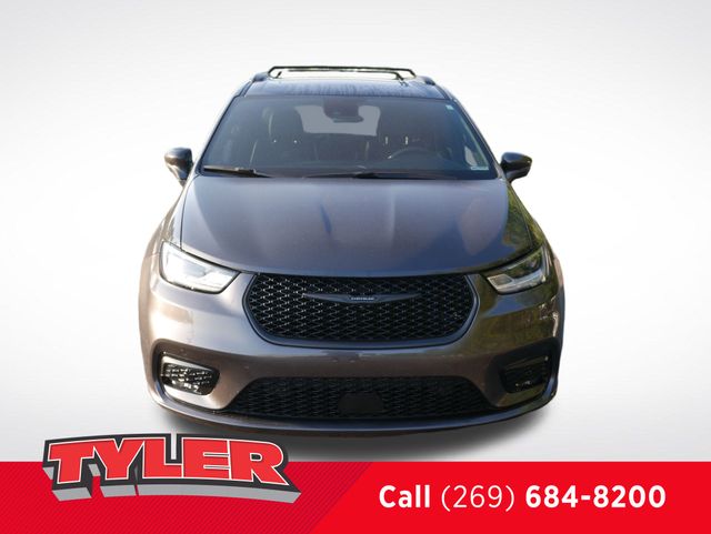 2022 Chrysler Pacifica Limited photo 2