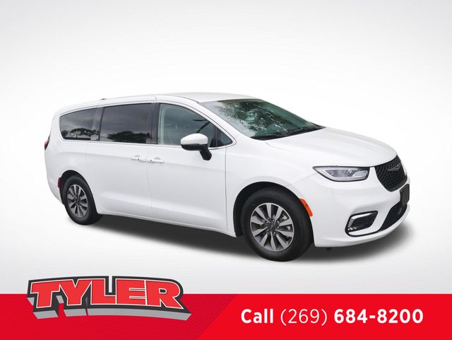 2023 Chrysler Pacifica Hybrid Touring L Hybrid's photo