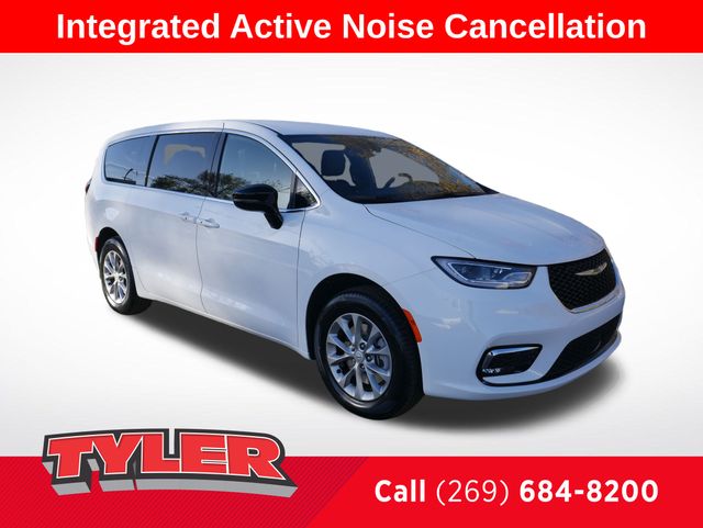 2026 Chrysler Pacifica Select's photo