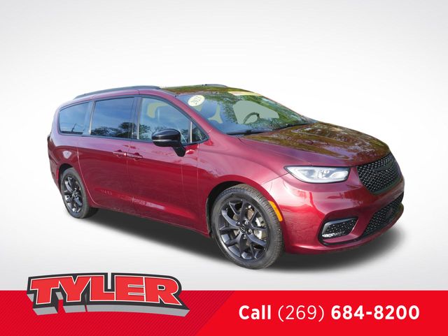 2023 Chrysler Pacifica Limited's photo