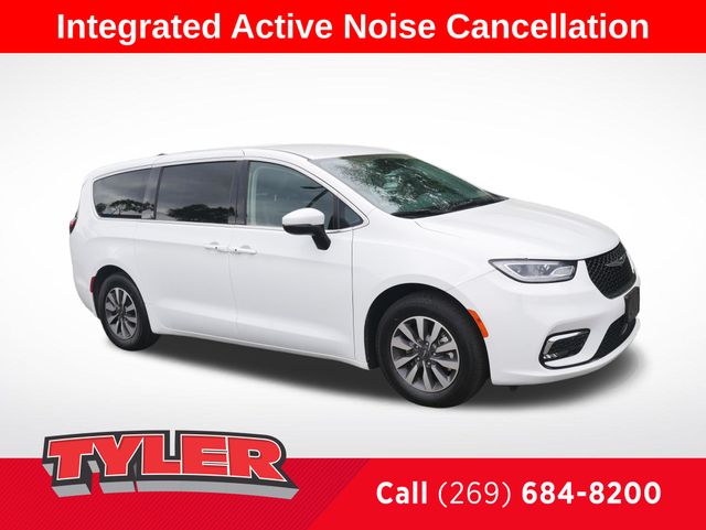 2023 Chrysler Pacifica Hybrid Touring L Hybrid's photo