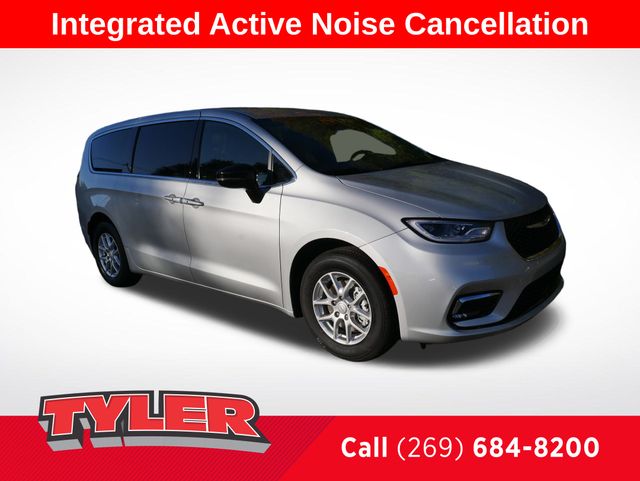 2026 Chrysler Pacifica Select's photo