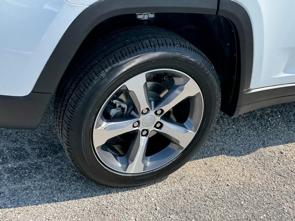 2025 Jeep Grand Cherokee Limited photo 4