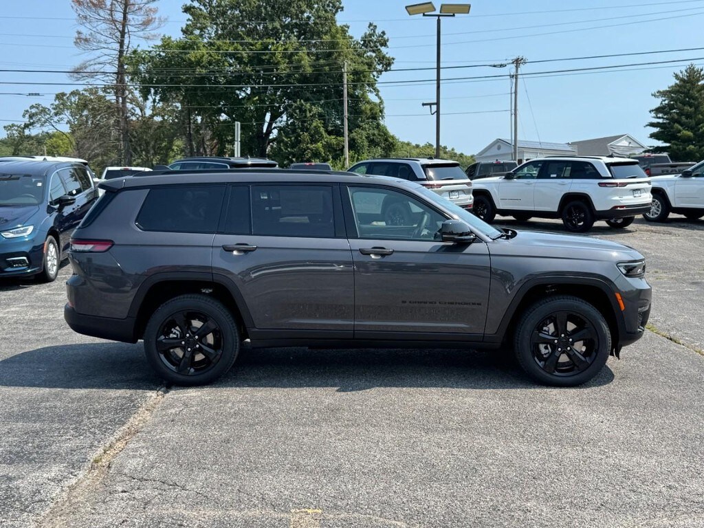 2025 Jeep Grand Cherokee Limited photo 2