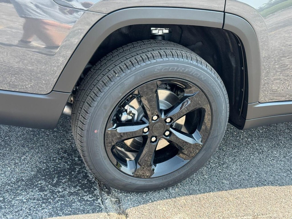 2025 Jeep Grand Cherokee Limited photo 4