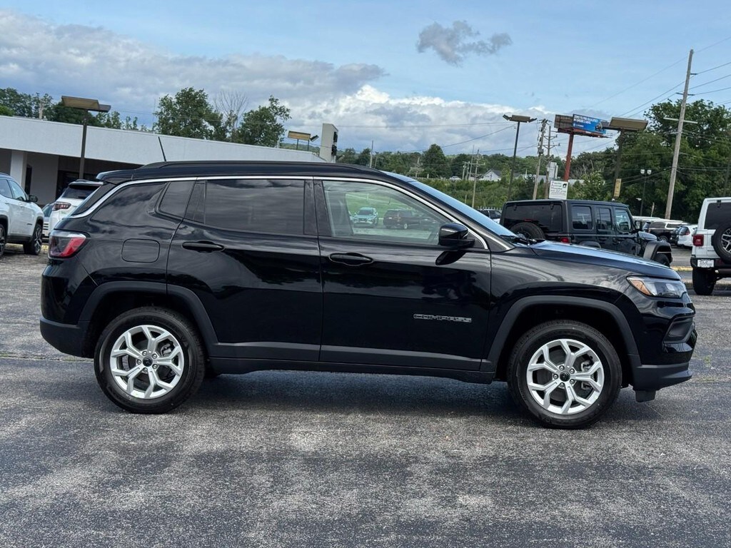 2025 Jeep Compass Latitude photo 2