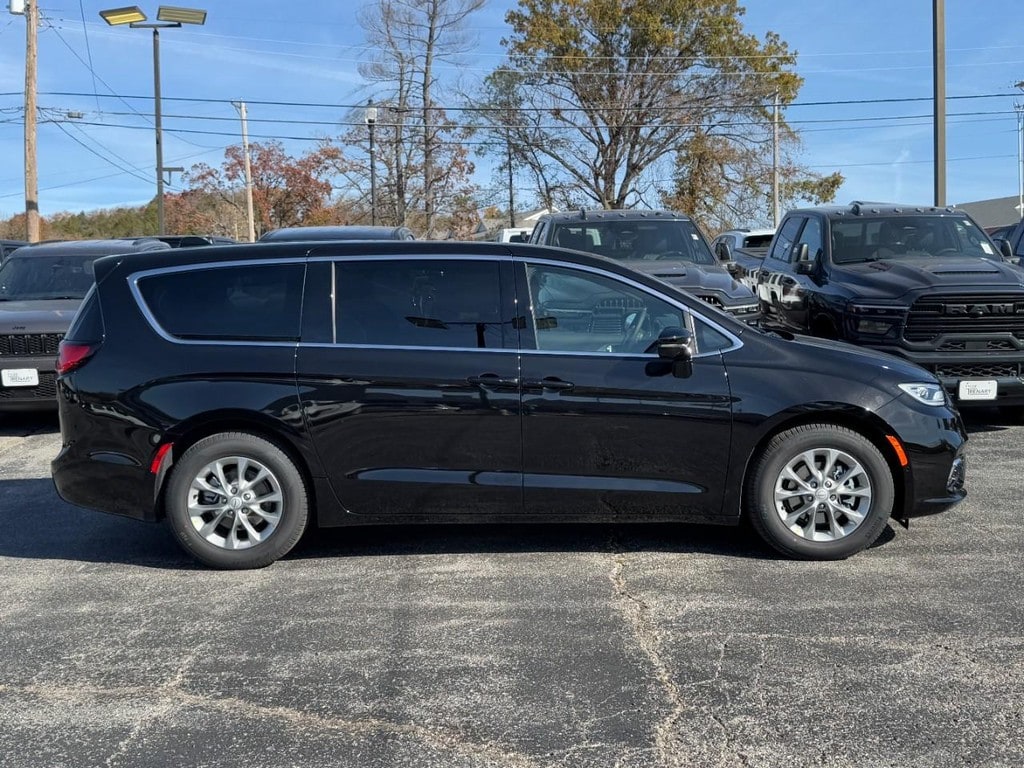 New 2026 Chrysler Pacifica LIMITED Passenger Van