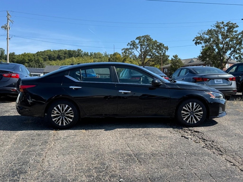 Used 2023 Nissan Altima SV with VIN 1N4BL4DV2PN389224 for sale in Pacific, MO