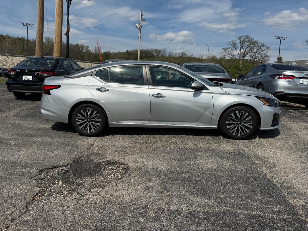 Used 2023 Nissan Altima SV with VIN 1N4BL4DV9PN384912 for sale in Pacific, MO