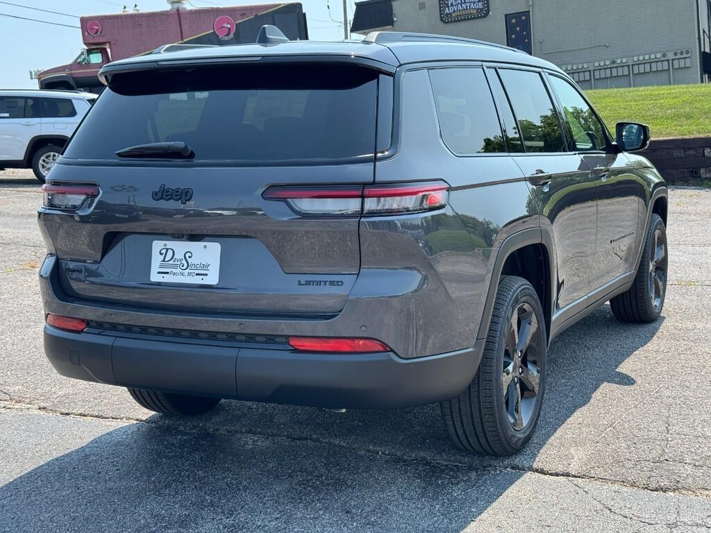 2025 Jeep Grand Cherokee Limited photo 3
