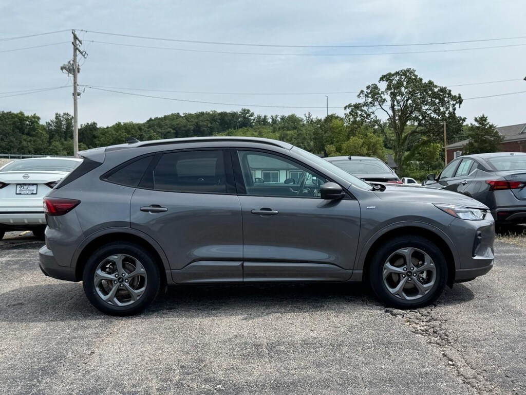 2024 Ford Escape ST-Line photo 2