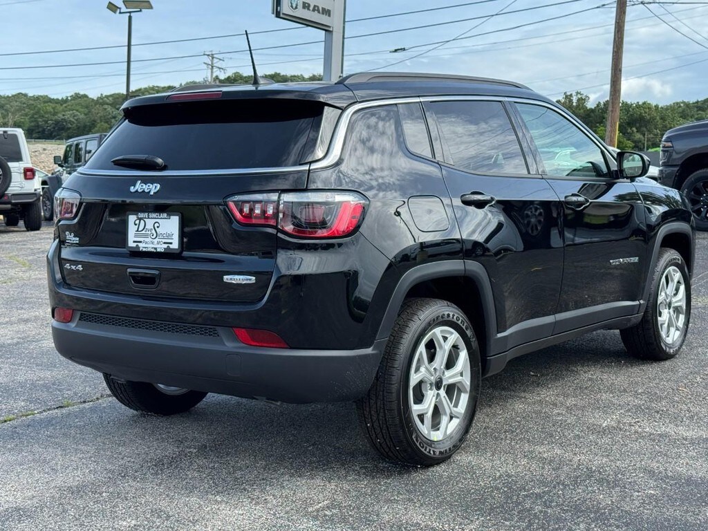 2025 Jeep Compass Latitude photo 3