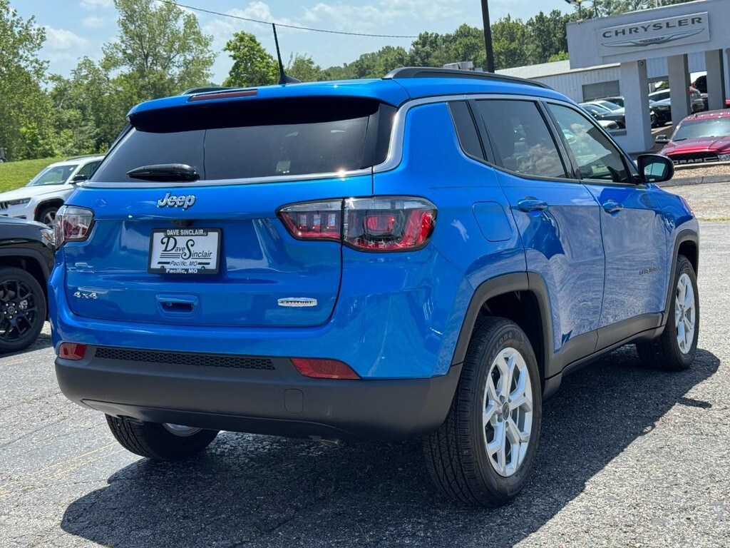 2025 Jeep Compass Latitude photo 3