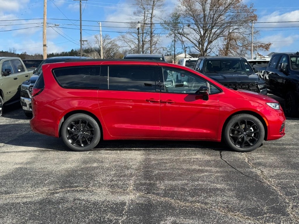 New 2026 Chrysler Pacifica LIMITED Passenger Van
