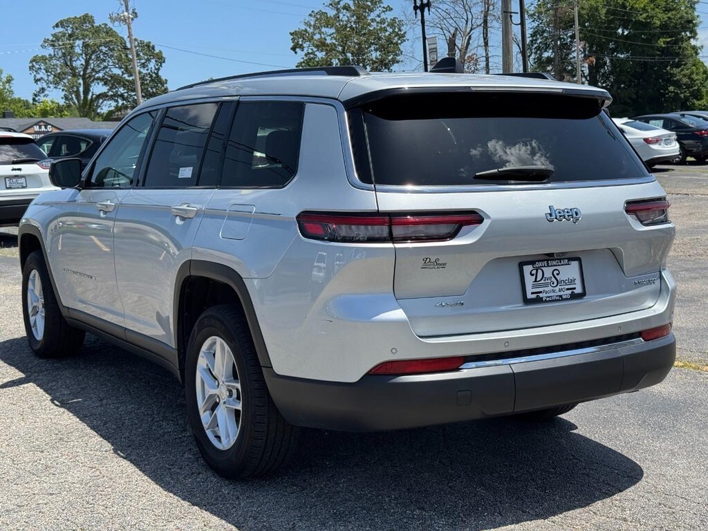 2023 Jeep Grand Cherokee Laredo photo 4