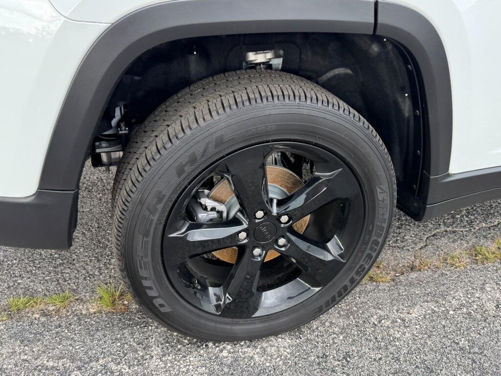 2025 Jeep Grand Cherokee Altitude photo 3