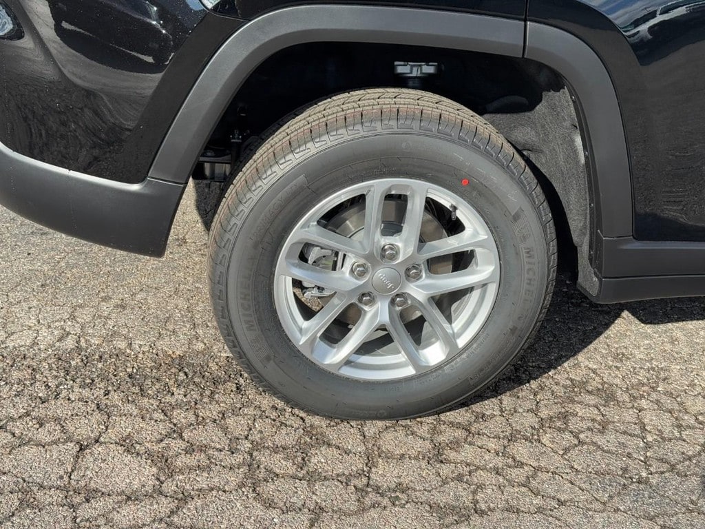 New 2025 Jeep Grand Cherokee LAREDO X 4X4 Sport Utility