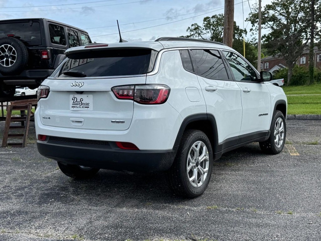 2025 Jeep Compass Latitude photo 3