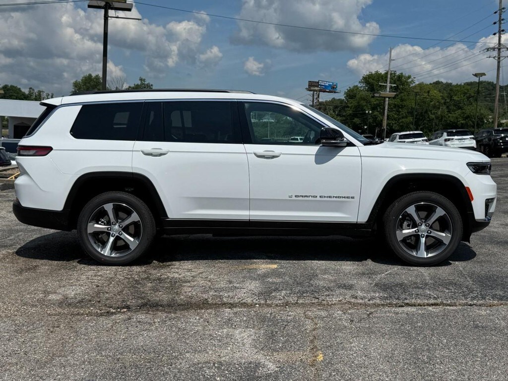 2025 Jeep Grand Cherokee Limited photo 2
