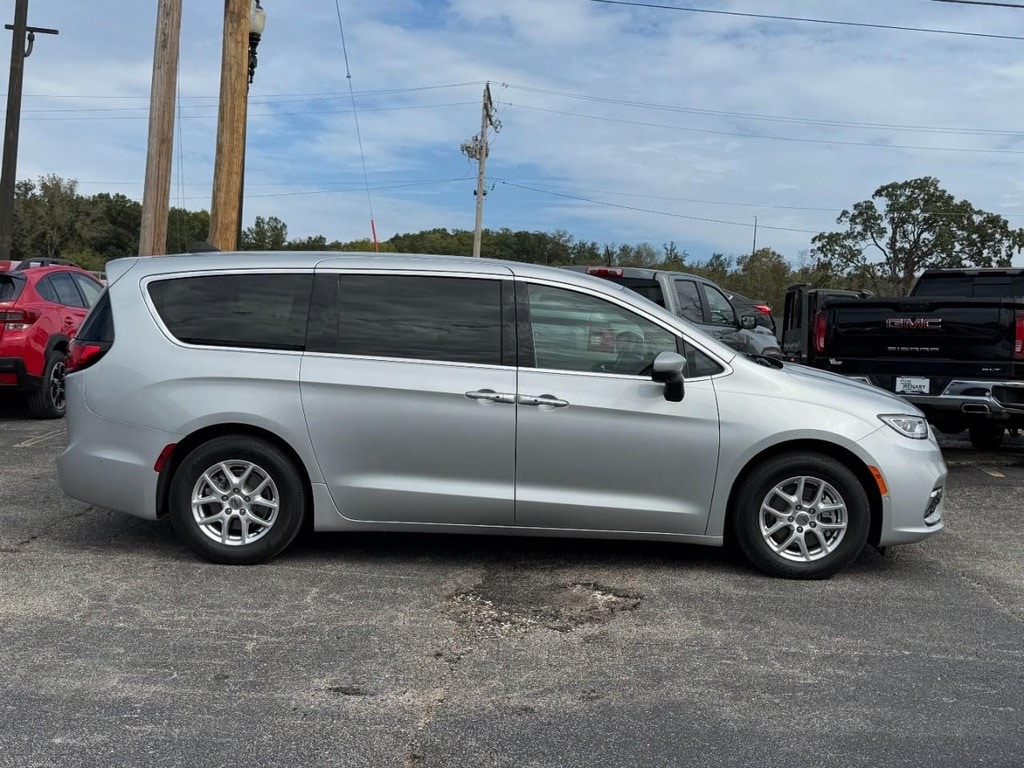 Used 2023 Chrysler Pacifica Touring L FWD Van Passenger Van