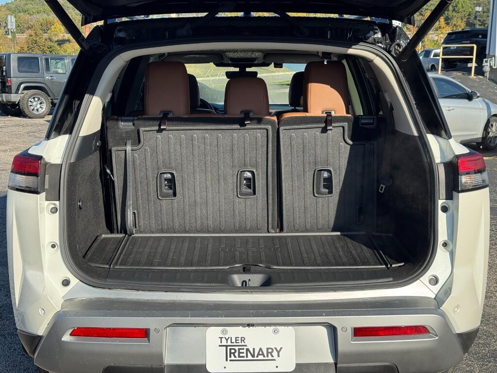 2024 Nissan Pathfinder Platinum photo 3