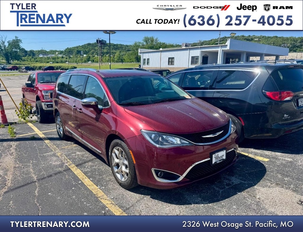 2018 Chrysler Pacifica Limited's photo