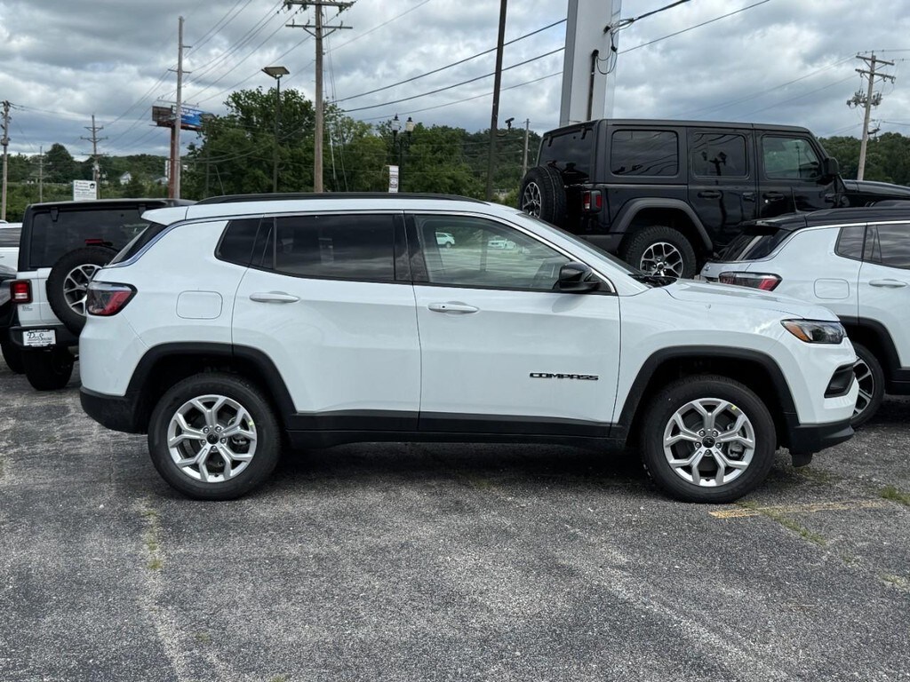 2025 Jeep Compass Latitude photo 2