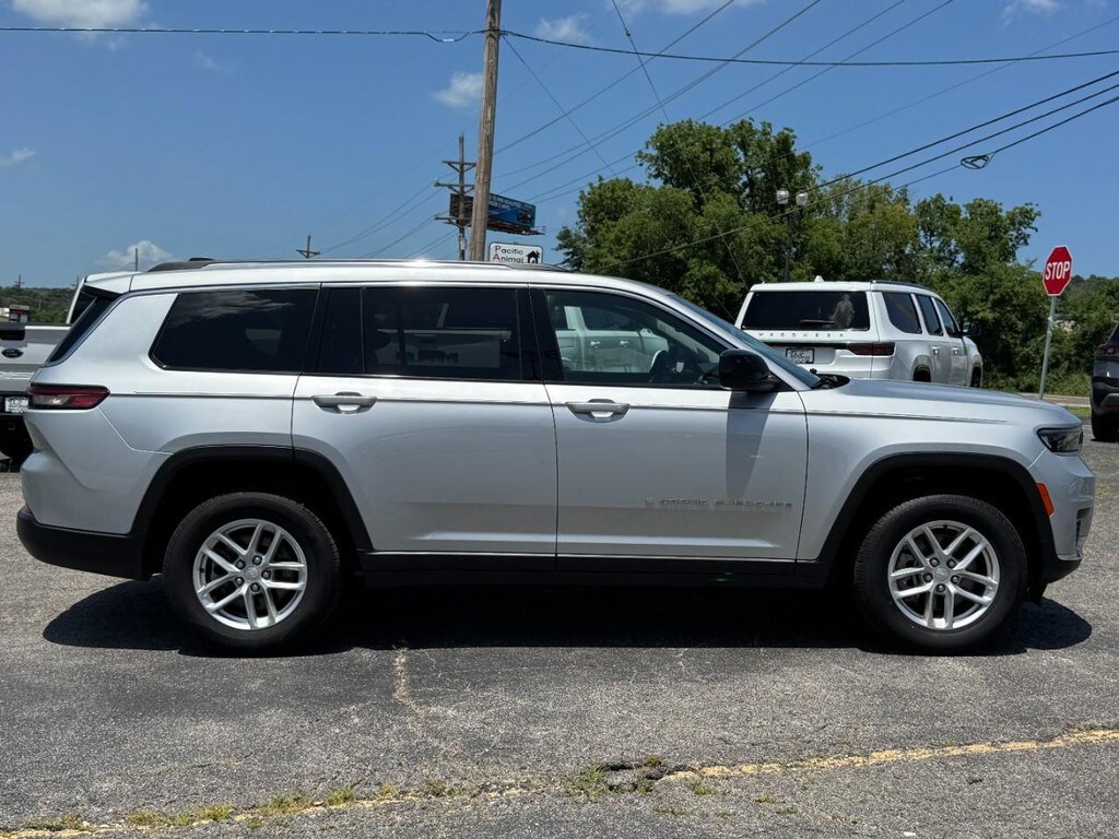 2023 Jeep Grand Cherokee Laredo photo 2