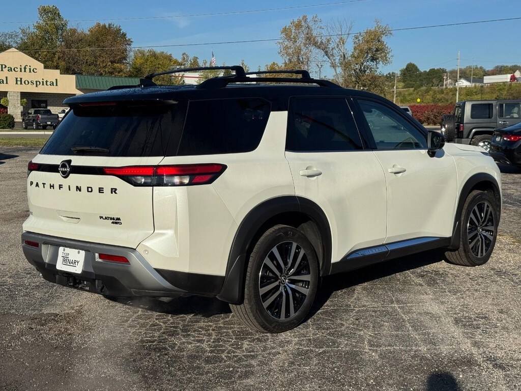 2024 Nissan Pathfinder Platinum photo 2