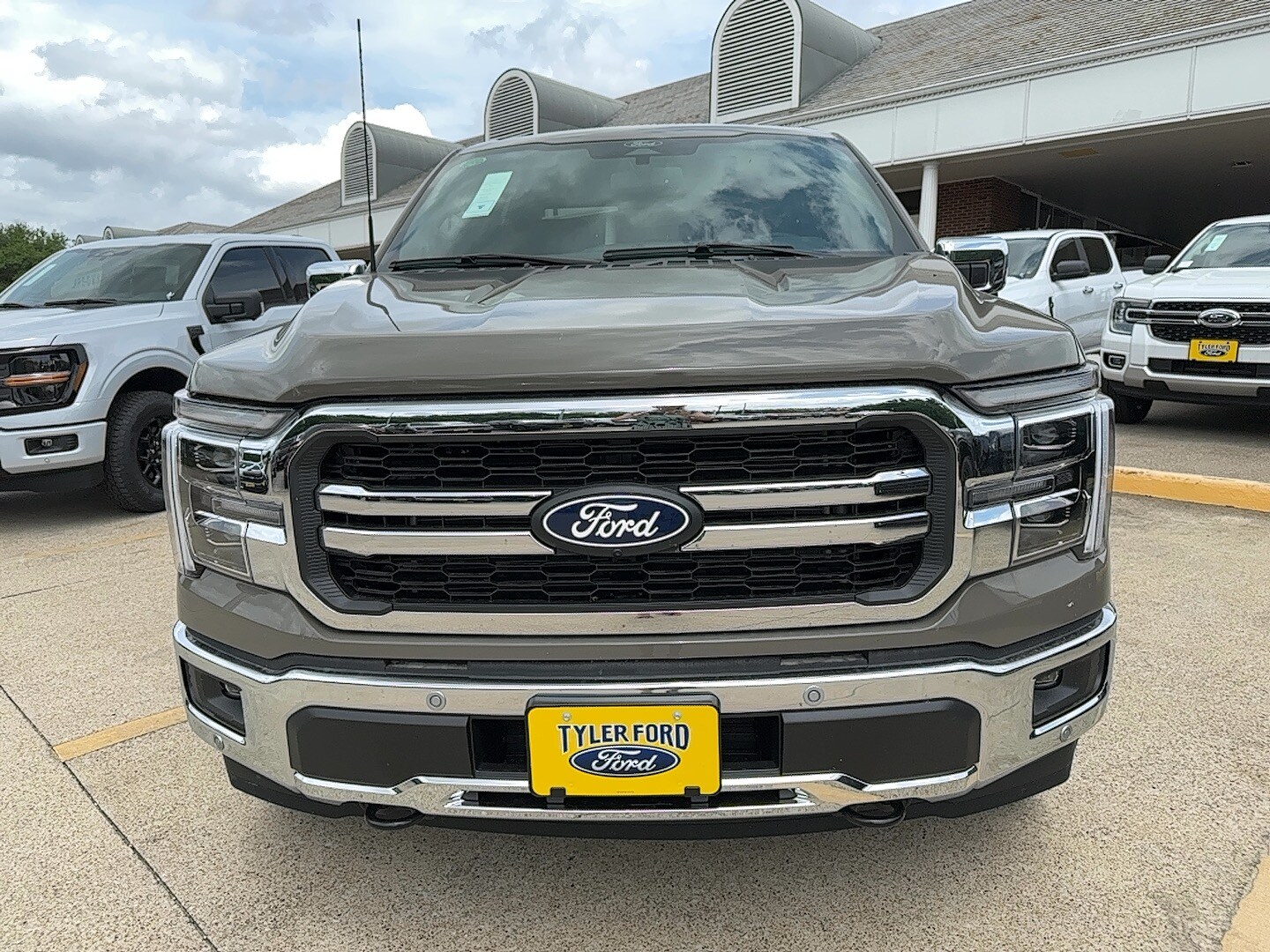 2025 Ford F-150 Lariat photo 2