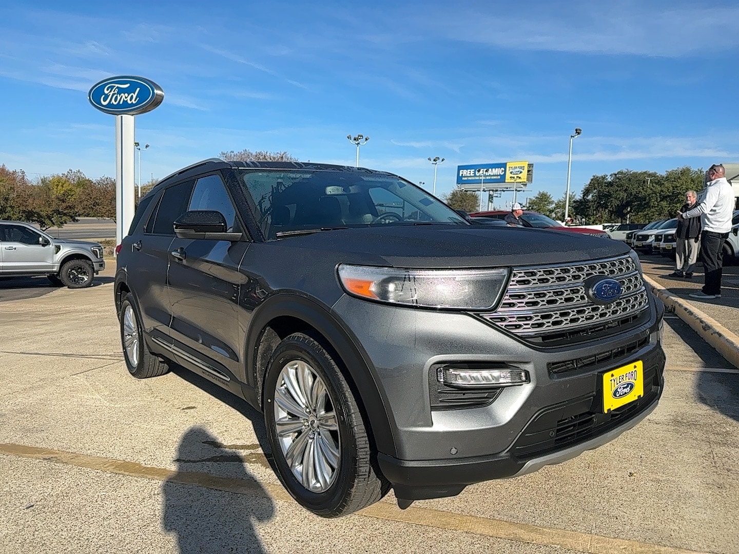 2023 Ford Explorer Limited's photo