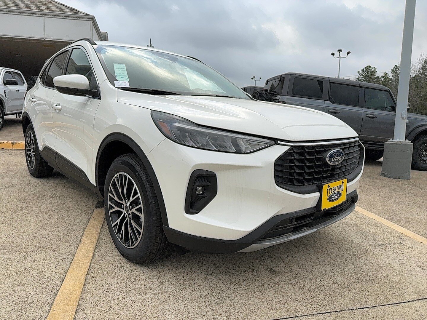 2025 Ford Escape Titanium photo 2