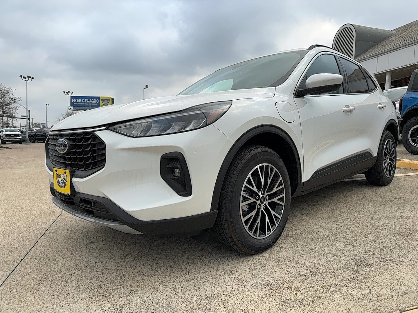 2025 Ford Escape Titanium photo 4