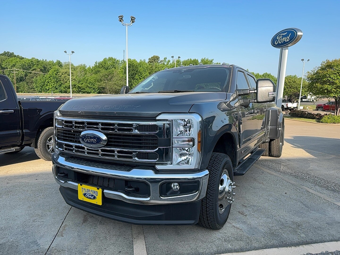 2025 Ford F-350 photo 4
