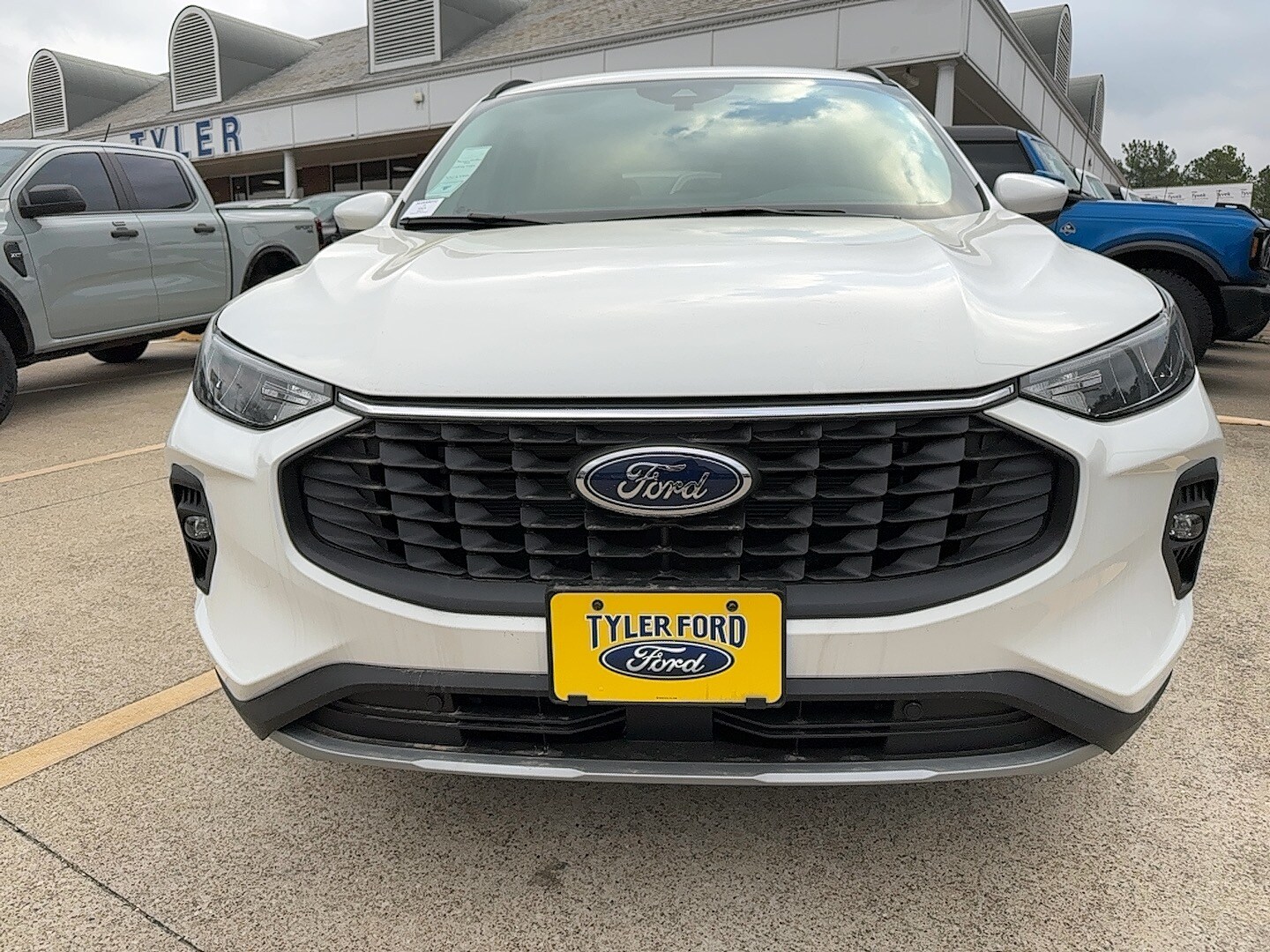 2025 Ford Escape Titanium photo 3