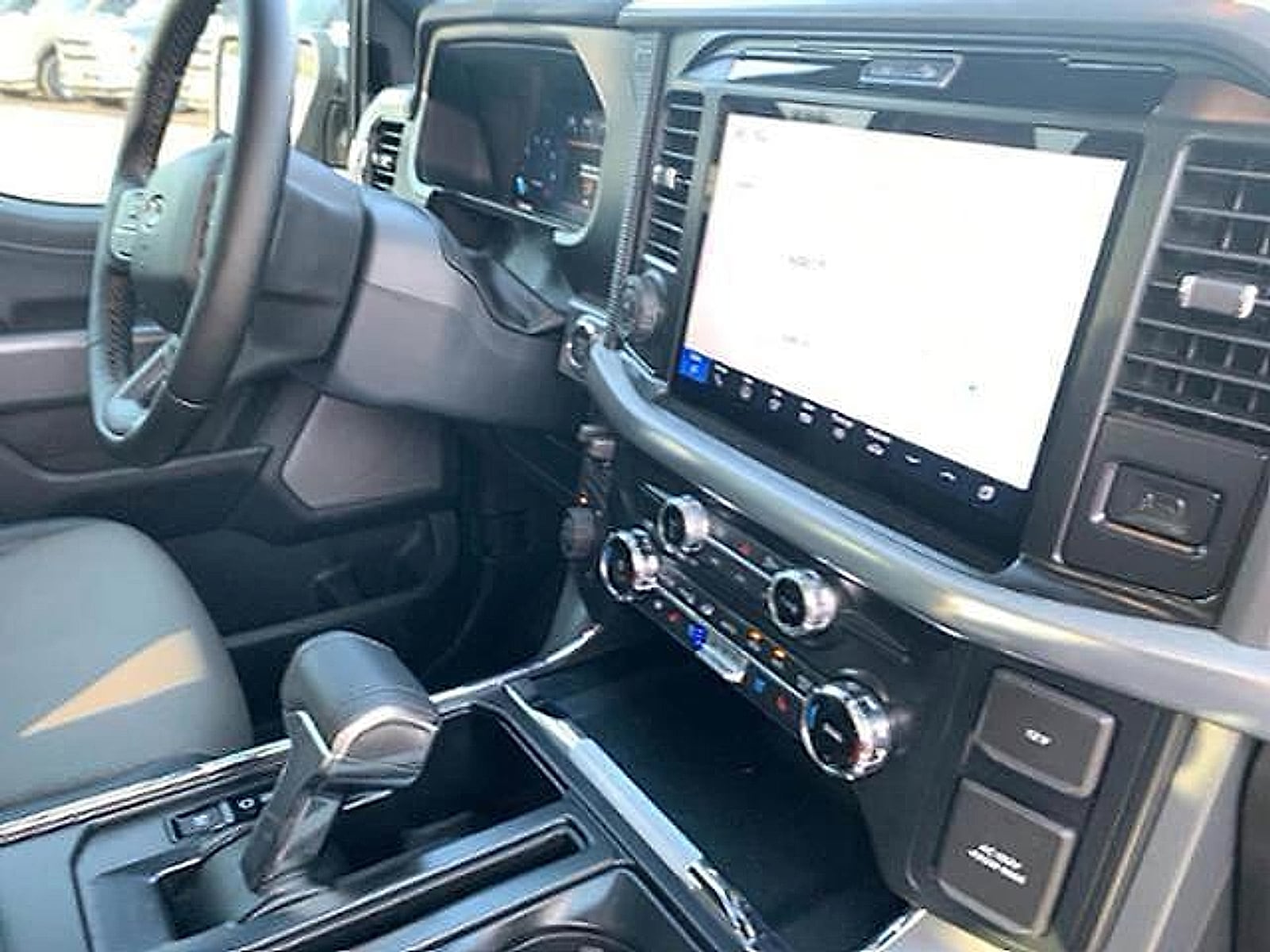 2025 Ford F-150 Lariat - Photo 12