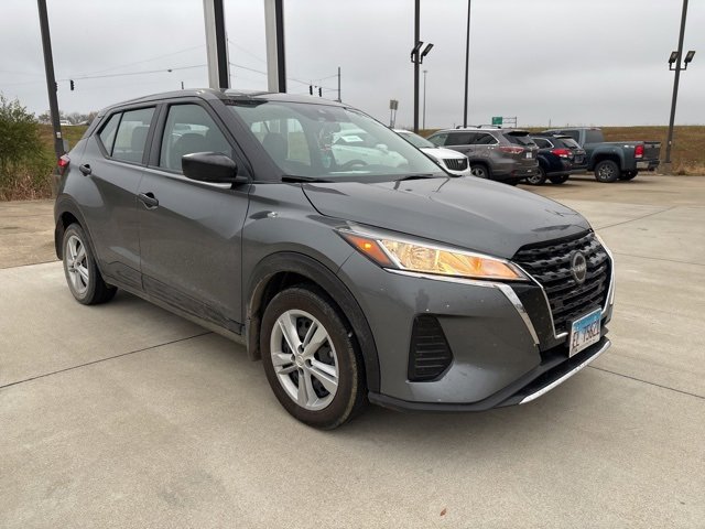 2022 Nissan Kicks S photo 2