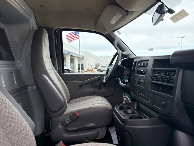 2024 Gmc Savana Cargo 2500 photo 2