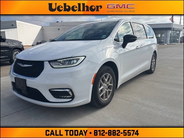 2024 Chrysler Pacifica Touring L's photo