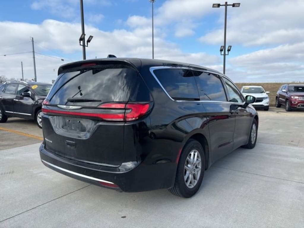 Used 2024 Chrysler Pacifica Touring L