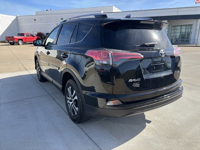 2016 Toyota RAV4 LE photo 3