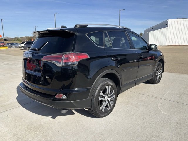 2016 Toyota RAV4 LE photo 2
