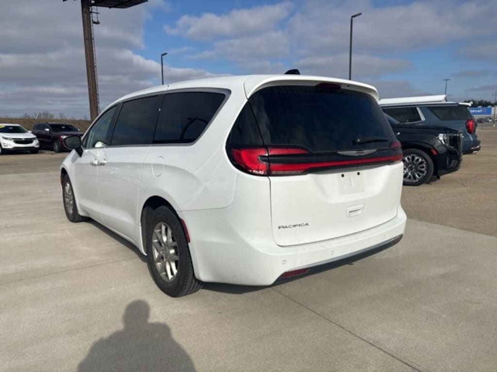 Used 2024 Chrysler Pacifica Touring L